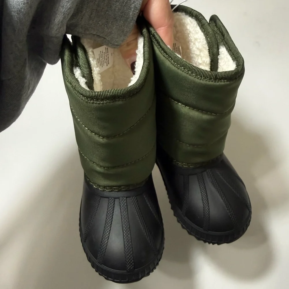 Old Navy Kids Winter Boots Sherpa Lined in Olive Green - Size 7 *NWT*